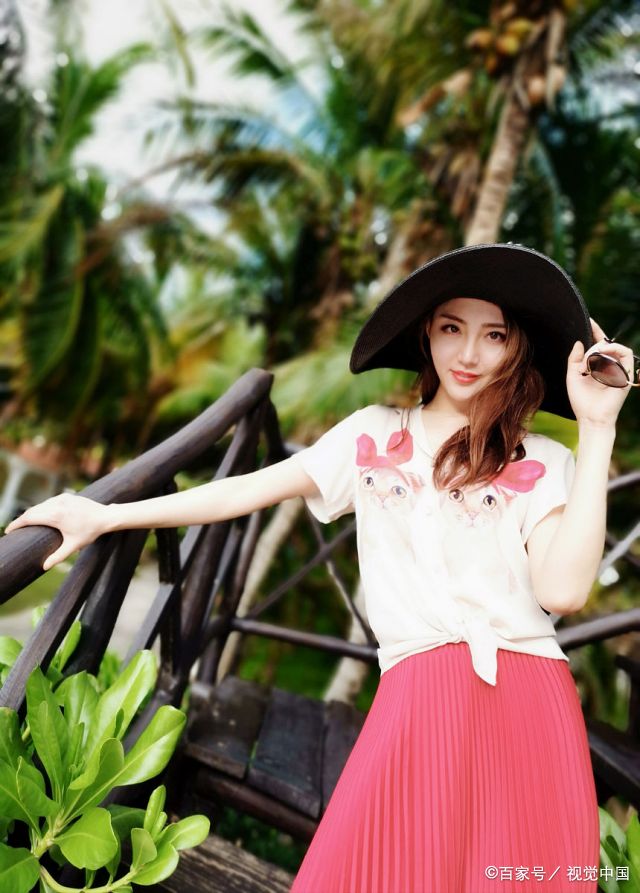 日前,中国内地女演员李欣桐现身墨西哥海滩,正在完成写真拍摄,这位